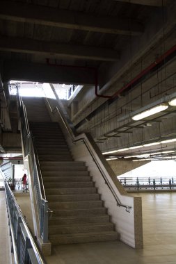 Beyaz harç duvar çimento ve Ahşap merdiven