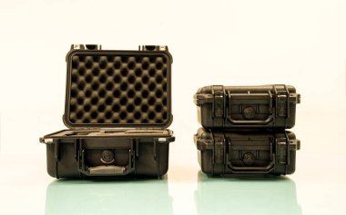 Tablo üzerinde siyah çantası