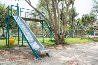 açık havada çocuk oyun alanı