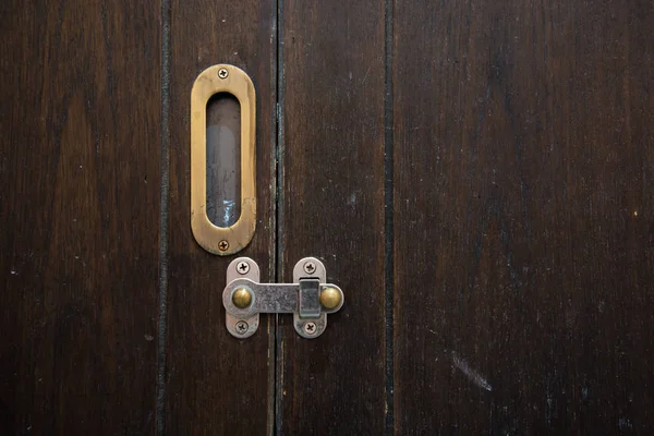 Cerradura de puerta de madera vieja —  Fotos de Stock