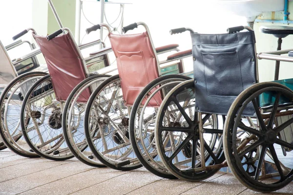 Fila Sillas de ruedas en el hospital — Foto de Stock