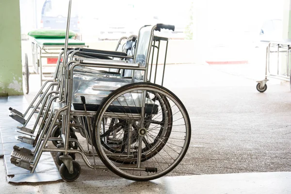 Řada invalidních vozíků v nemocnici — Stock fotografie