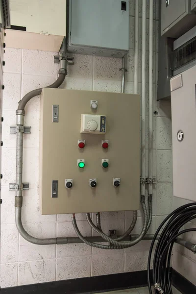 Duvarda işareti ile metal elektrik kontrol kutusu — Stok fotoğraf