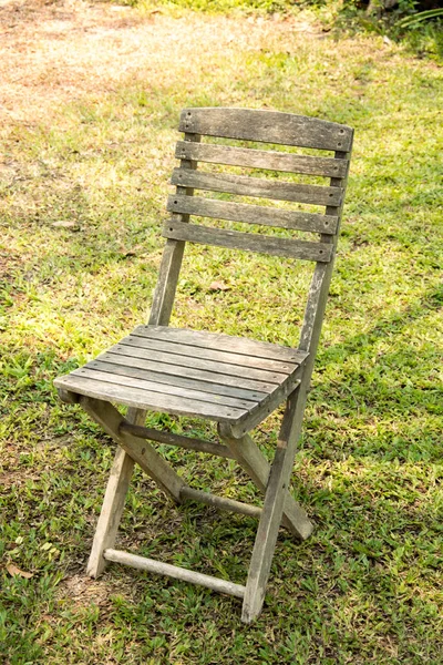 Dřevěné židle na zahradě — Stock fotografie