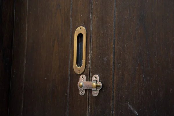 Oude houten deurslot — Stockfoto