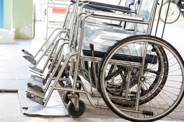 Fila Sillas de ruedas en el hospital — Foto de Stock