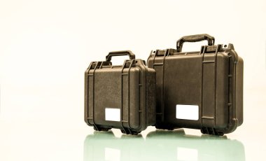 Tablo üzerinde siyah çantası