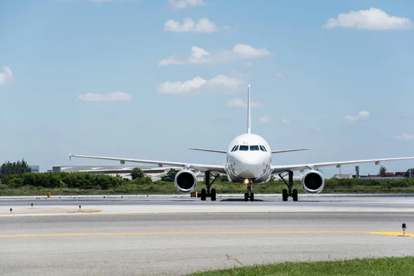 Airplane ready to take off from runway — Stock Photo, Image