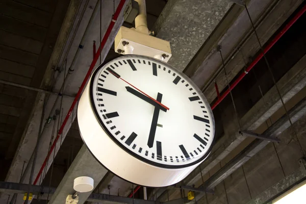 Reloj está colgando en la estructura del techo del arco de acero en stati tren —  Fotos de Stock