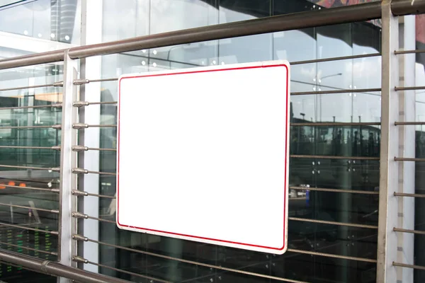 Белая доска на стальном трубном столбе здания — стоковое фото