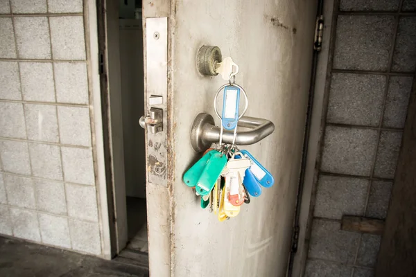 门口钢门的钥匙 — 图库照片
