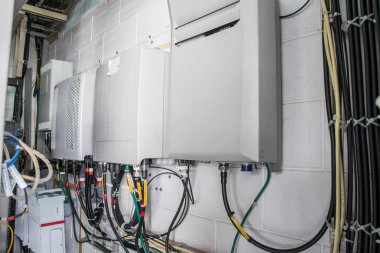 duvarda işareti ile metal elektrik kontrol kutusu