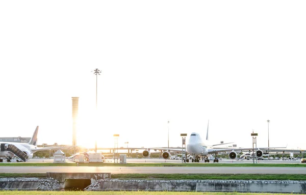 Aeropuerto avión de línea con torre de control — Foto de Stock