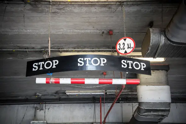 Stoppschild Tunnel — Stockfoto