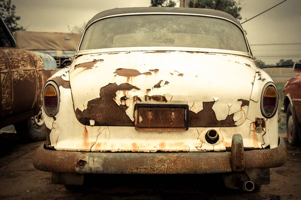 Coche del cementerio, coche viejo abandonado en el garaje. Tetona retro y vintage — Foto de Stock