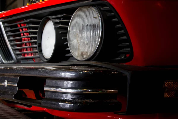 Zbliżenie reflektorów czerwonego samochodu vintage — Zdjęcie stockowe
