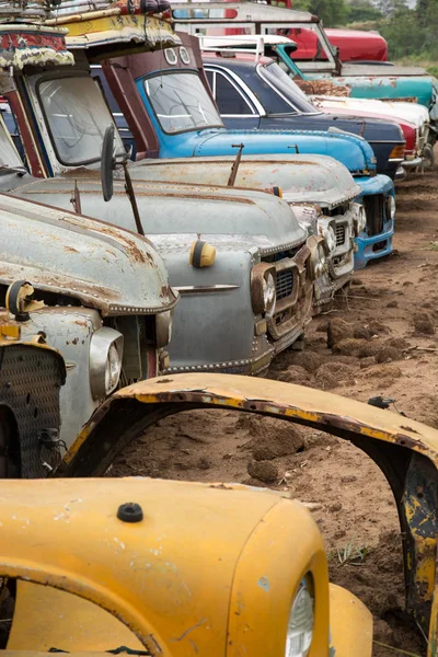 Mezarlık arabası, garajda terkedilmiş eski araba. Retro ve Vintage ahırı — Stok fotoğraf