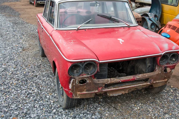 Mezarlık arabası, garajda terkedilmiş eski araba. Retro ve Vintage ahırı — Stok fotoğraf
