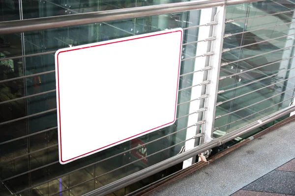 Wit bord op stalen buis paal van het gebouw — Stockfoto