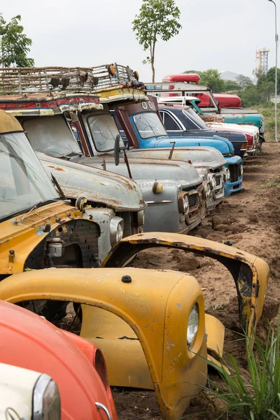 Coche del cementerio, coche viejo abandonado en el garaje. Tetona retro y vintage — Foto de Stock