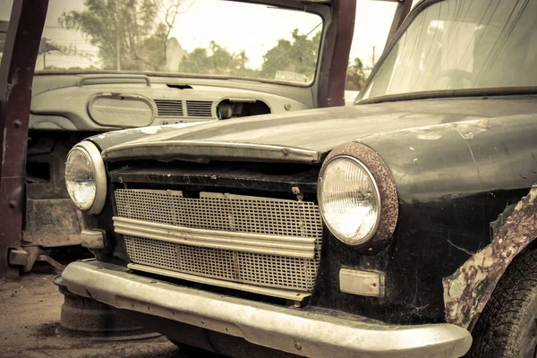 Hřbitovní auto, opuštěné staré auto v garáži. Retro a vinná chlívek — Stock fotografie