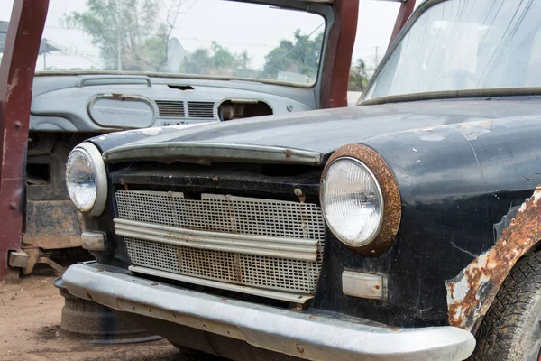 Cemetery Car, Abandoned old car in garage. retro and vintage sty — Stock Photo, Image