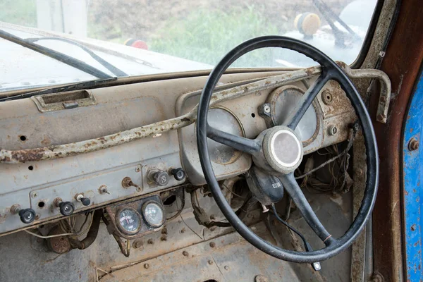 Grunge y altos elementos oxidados del viejo coche de lujo . — Foto de Stock