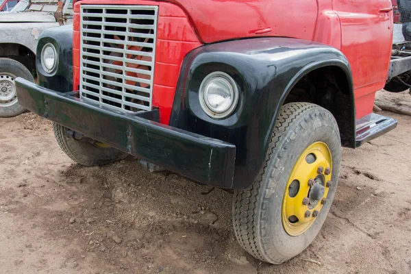 Griglia anteriore e faro anteriore del vecchio camion arrugginito — Foto Stock