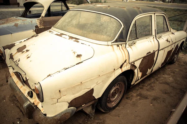 Cemetery Car, Vecchia auto abbandonata in garage. retrò e vintage sty — Foto Stock