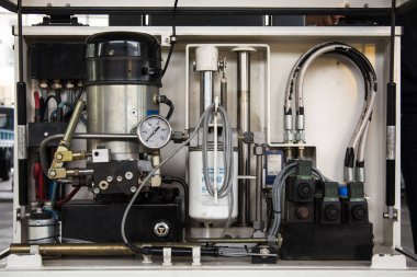 Bir yol inşaat sitesi araç darbelere düşen Tester