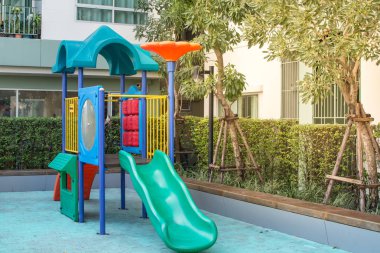 Parktaki bahçedeki renkli oyun parkı.