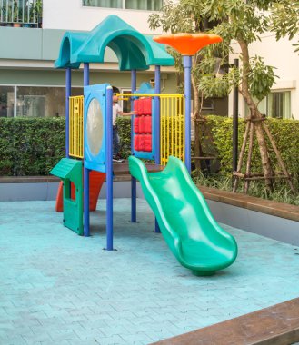 Parktaki bahçedeki renkli oyun parkı.