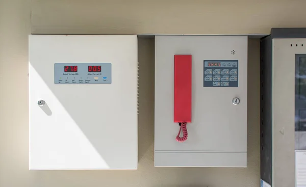 Дві металеві коробки управління електроенергією зі знаком на стіні . — стокове фото