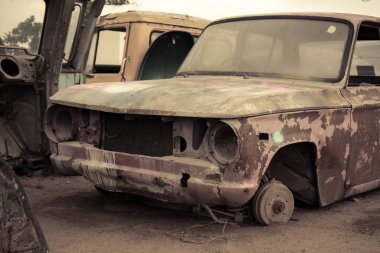 Mezarlık arabası, garajda terkedilmiş eski araba. Retro ve Vintage ahırı