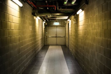 Korkunç hissi ile uzun sanayi salonu yolu.