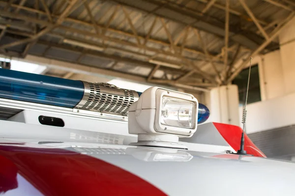 Φώτα κεφαλής σε πυροσβεστικό όχημα σε παρκινγκ — Φωτογραφία Αρχείου