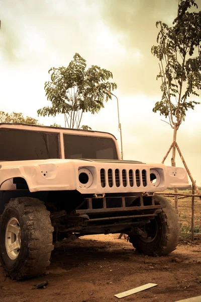 Transporte de coches todoterreno 4x4 — Foto de Stock