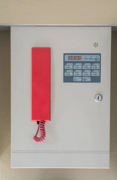 Caixa de controle de eletricidade de dois metais com sinal na parede . — Fotografia de Stock