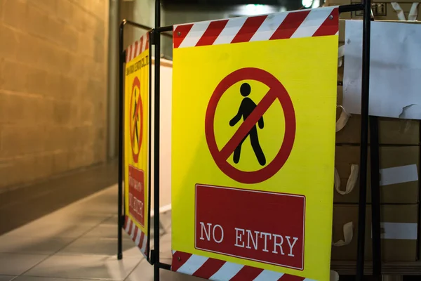 Das gelbe Warnschild kein eintrittssicheres Produkt — Stockfoto