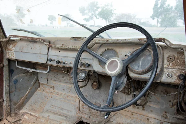 Grunge e hight elementi arrugginiti di vecchia auto di lusso . — Foto Stock