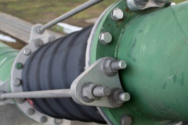 Düz çizgi üzerinde gündoğumu içilebilir su boru.