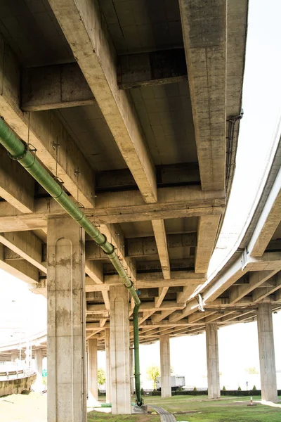 Autopista elevada. La curva del puente colgante, Tailandia . — Foto de Stock