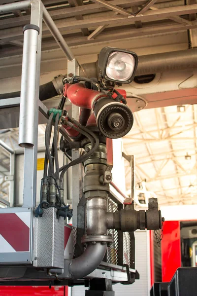 Luchthaven firetruck water Canon hoge druk — Stockfoto