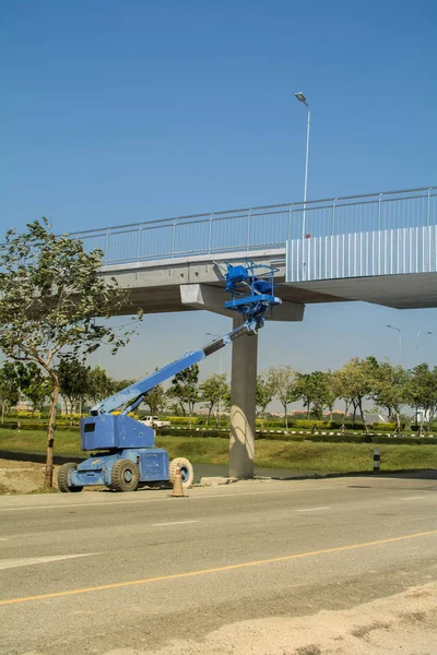 Ascensore che lavora sul cantiere di un ponte — Foto Stock