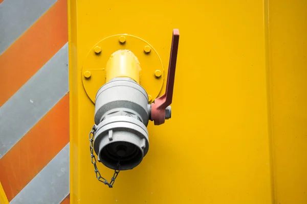 Vattenventiler baktill på en brandbil — Stockfoto