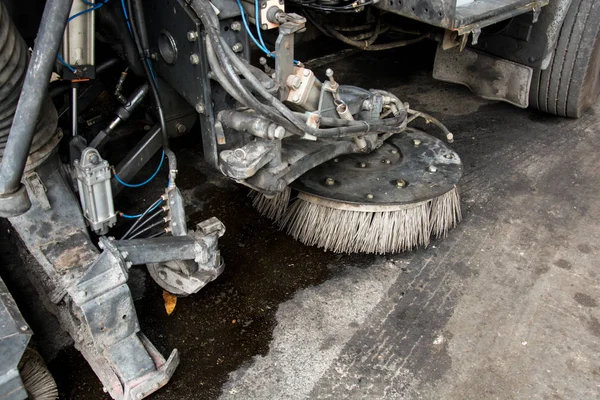 Detalle de una barredora de calles coche de la máquina de limpieza de la carretera — Foto de Stock