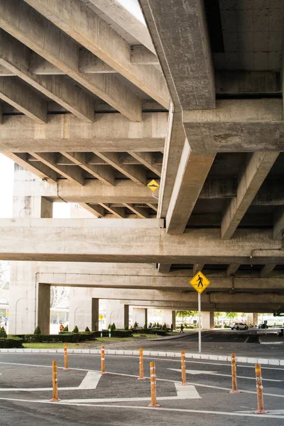 Auto-estrada elevada. A curva da ponte suspensa, Tailândia . — Fotografia de Stock