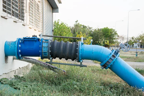 Rohre und bunte Geräte im industriellen Heizungsraum — Stockfoto