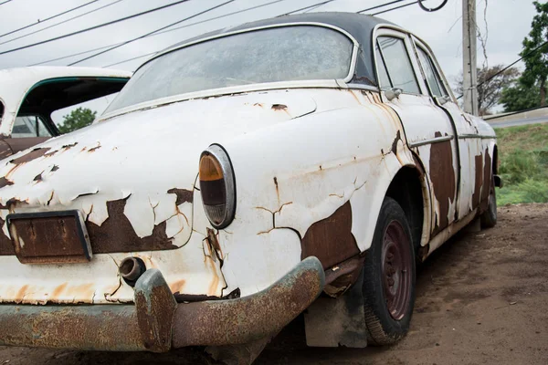 Cemetery Car, Abandoned old car in garage. retro and vintage sty — Stock Photo, Image