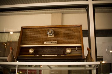 Ahşap kutuda eskimiş telsiz. Yatay kapalı çekim